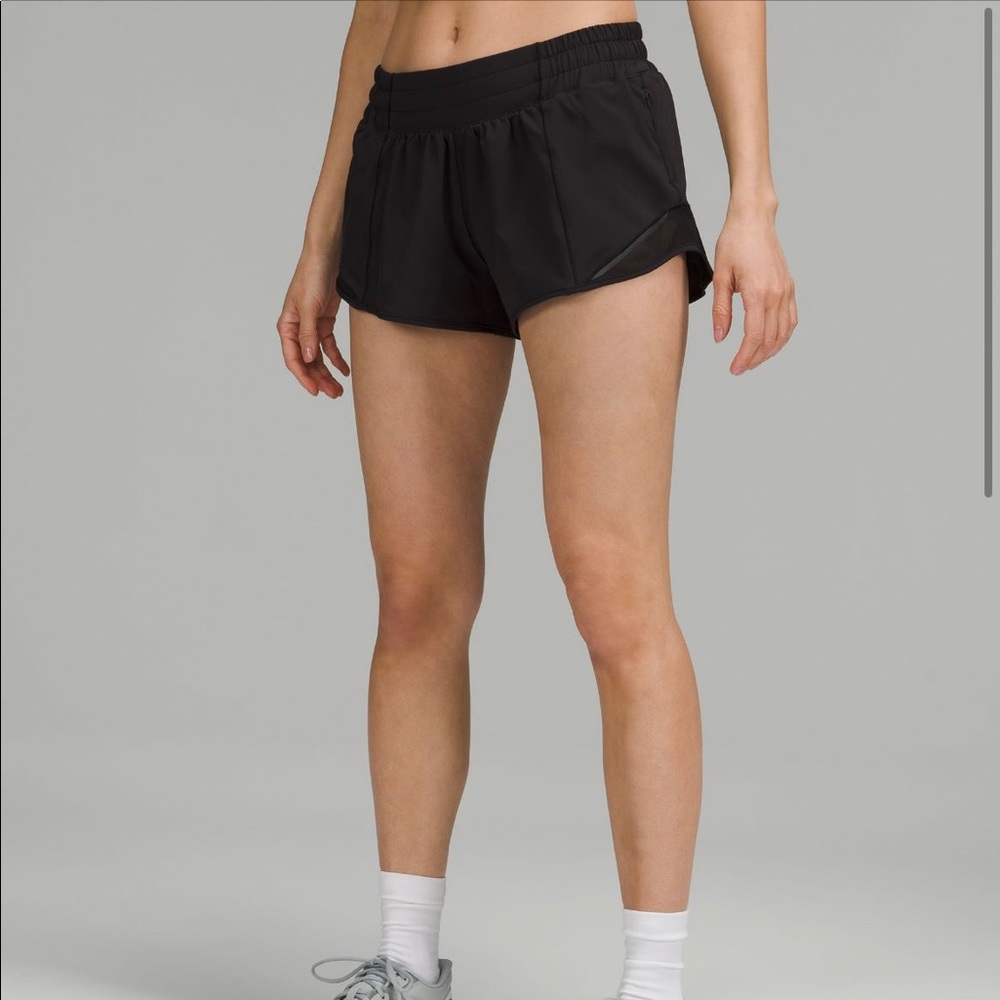 lulu lemon hotty hot low rise lined short 2.5” size 4 GREAT condition